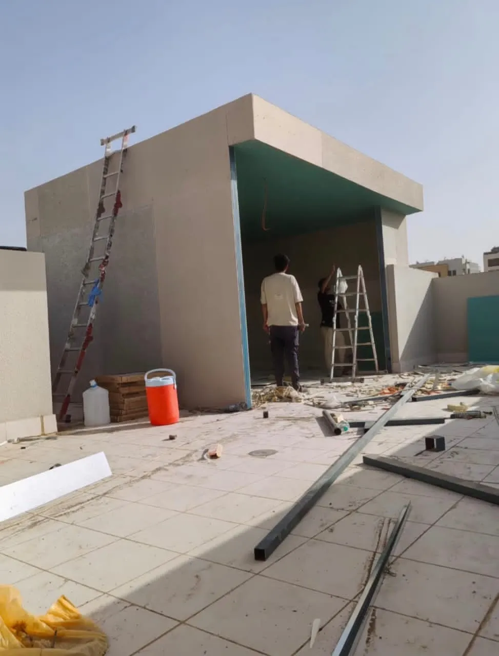مقاول بناء ملاحق خارجية حديثة في حي القصر بالرياض