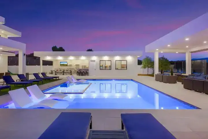 مجلس خارجي مصنوع بساندوش وشالهيات والأسمنت بوردبشمال الرياض 